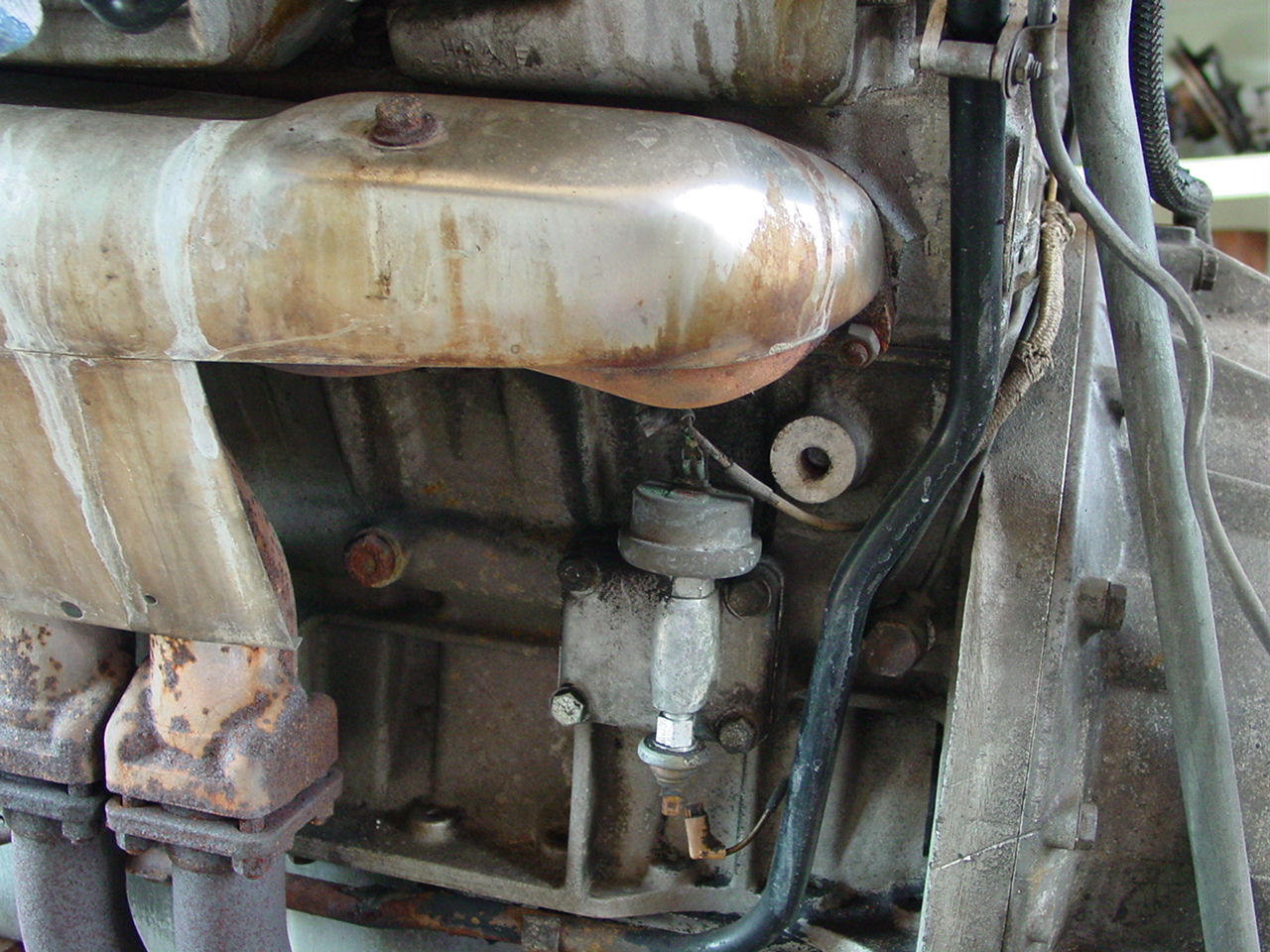 Photos rebuilding the Jag V12