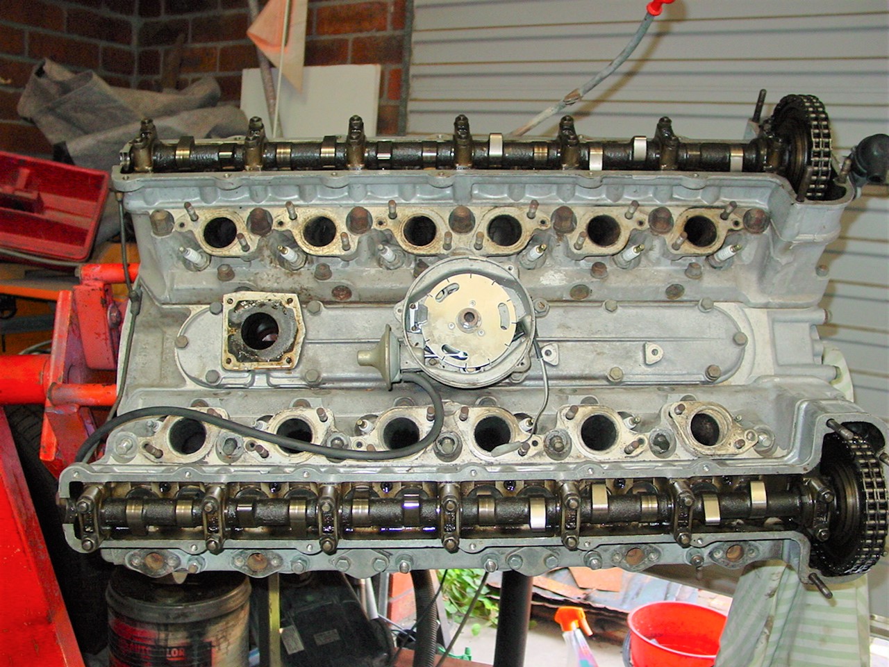Photos rebuilding the Jag V12