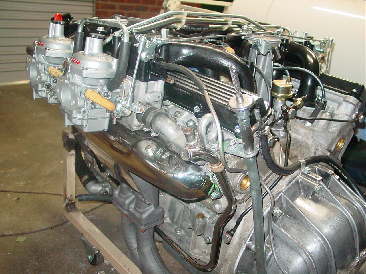 Photos rebuilding the Jag V12