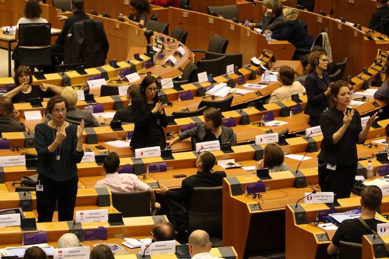 Ensuring accessibility via interpreting in national sign languages and