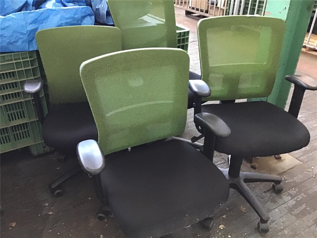 Mesh Back Gas Lift Office Chairs Quantity.of 4 ( 3 with arms 1