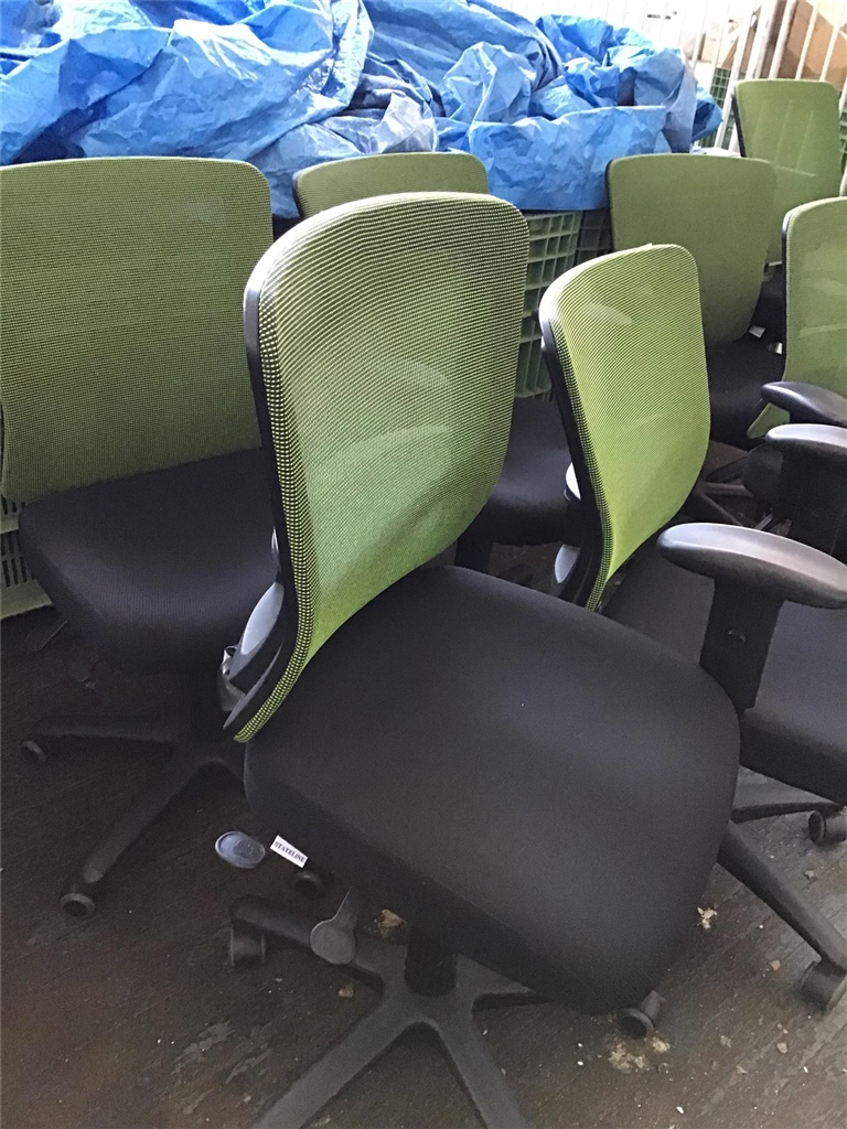 Mesh Back Gas Lift Office Chairs Quantity.of 4 ( 2 with arms and 2