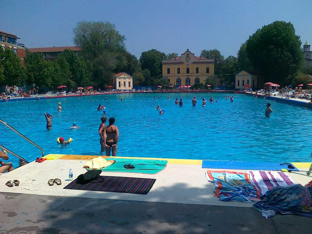 PISCINE a Milano riaprono quelle all'aperto, ecco orari e ingressi