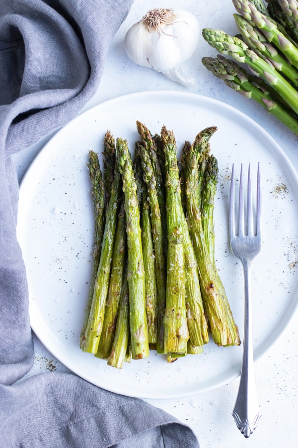 Air Fryer Asparagus Recipe (Ready in 10 Minutes!) Evolving Table