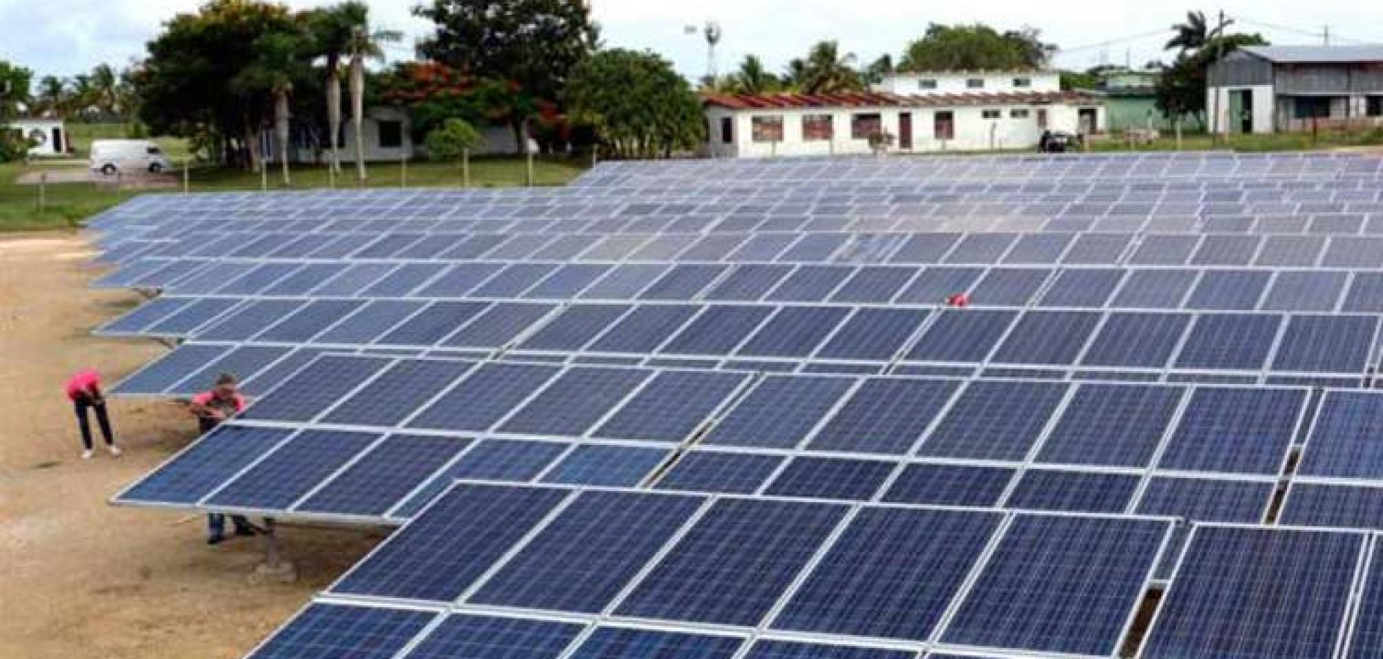 Amplian parque solar fotovoltaico en Cuba