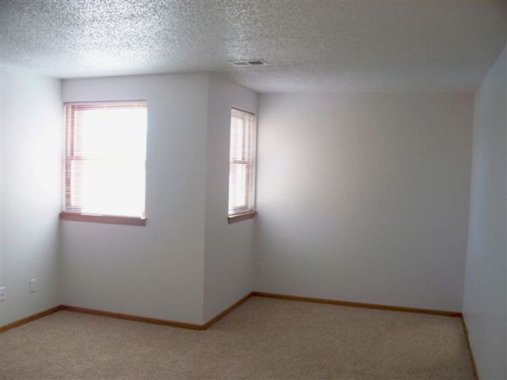 2217 Queen Street, Dubuque Executive Management & Real Estate LTD