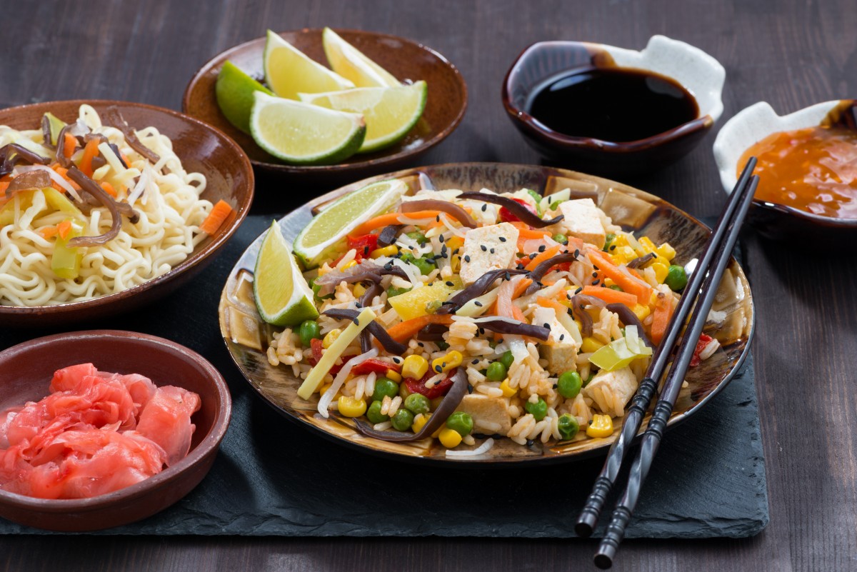 Rezept für vegane ReisWokpfanne mit Salzmandeln und Tofu experto.de