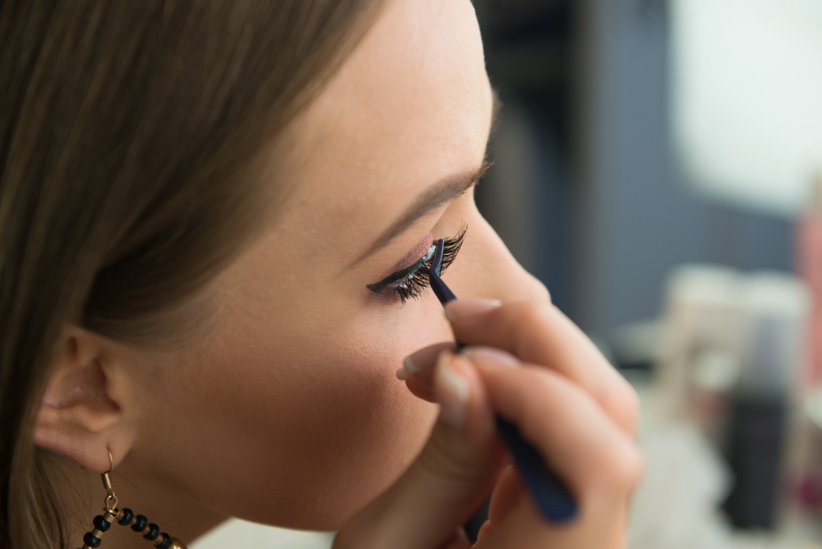 Falsche Wimpern Anleitung und hilfreiche Tipps experto.de