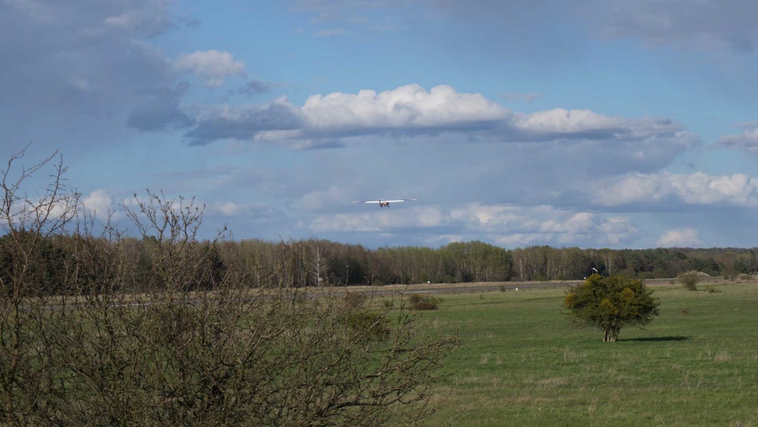 Flugplatz Werneuchen Illegale Autorennen auf der früheren Startbahn