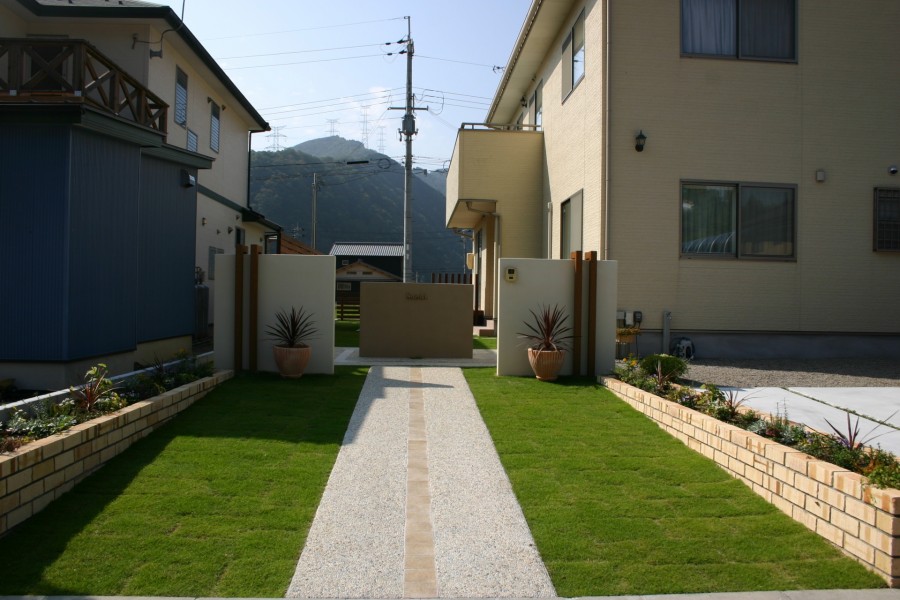 シンメトリーデザイン｜150 タイル+洗い出し｜姫路市の外構・エクステリア｜エクステージ