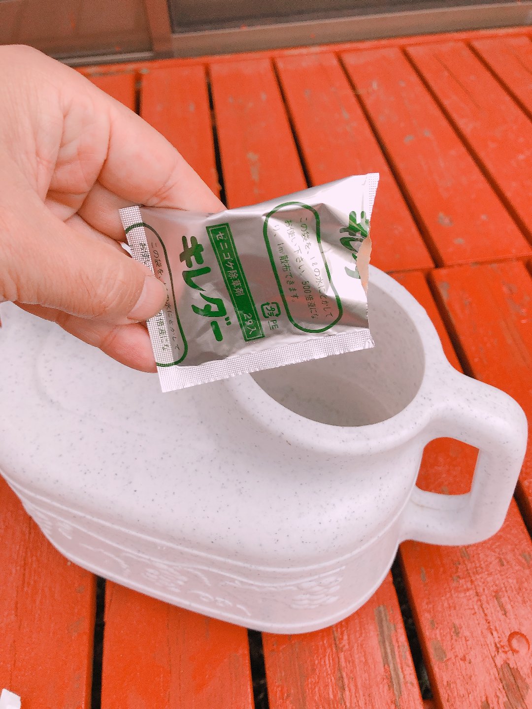 ゼニゴケ退治に効く除草剤キレダーは芝生にも影響なく安心して使用できます！ えーやんそれ