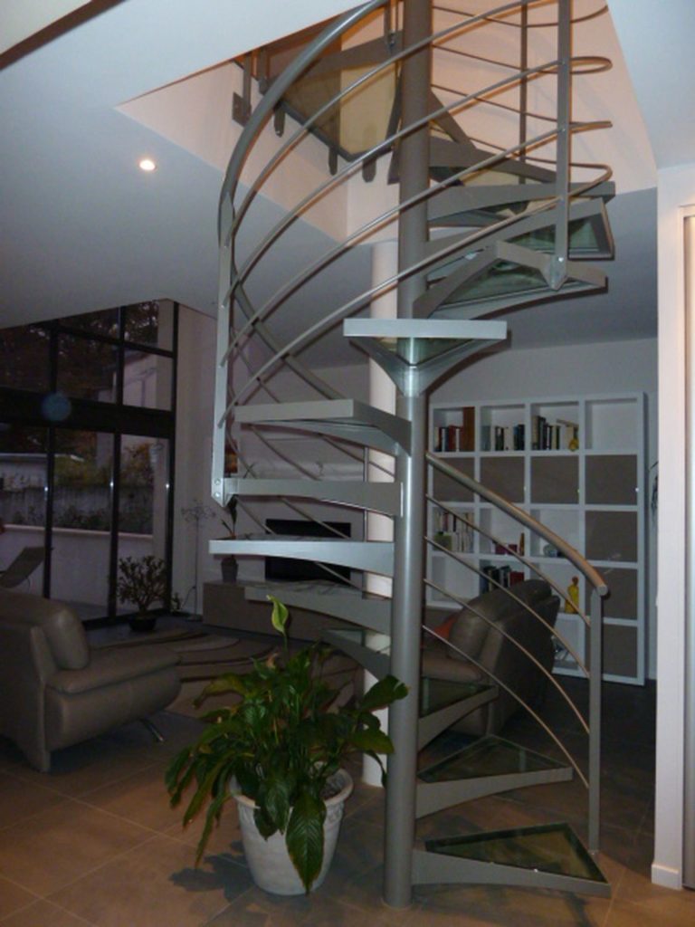 Escalier hélicoïdal en acier et verre sur mesure