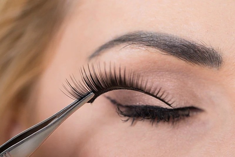 12 Tips to Make Applying False Eyelashes A Cinch Fabulous After 40