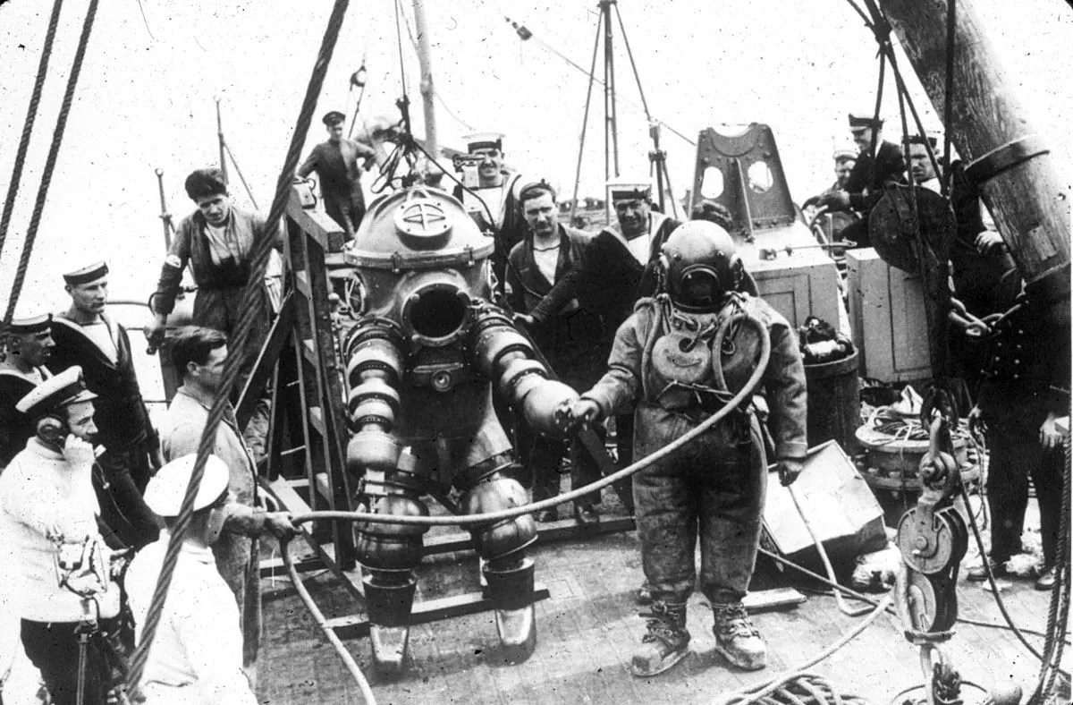 12 Facts About Diving suit FactSnippet