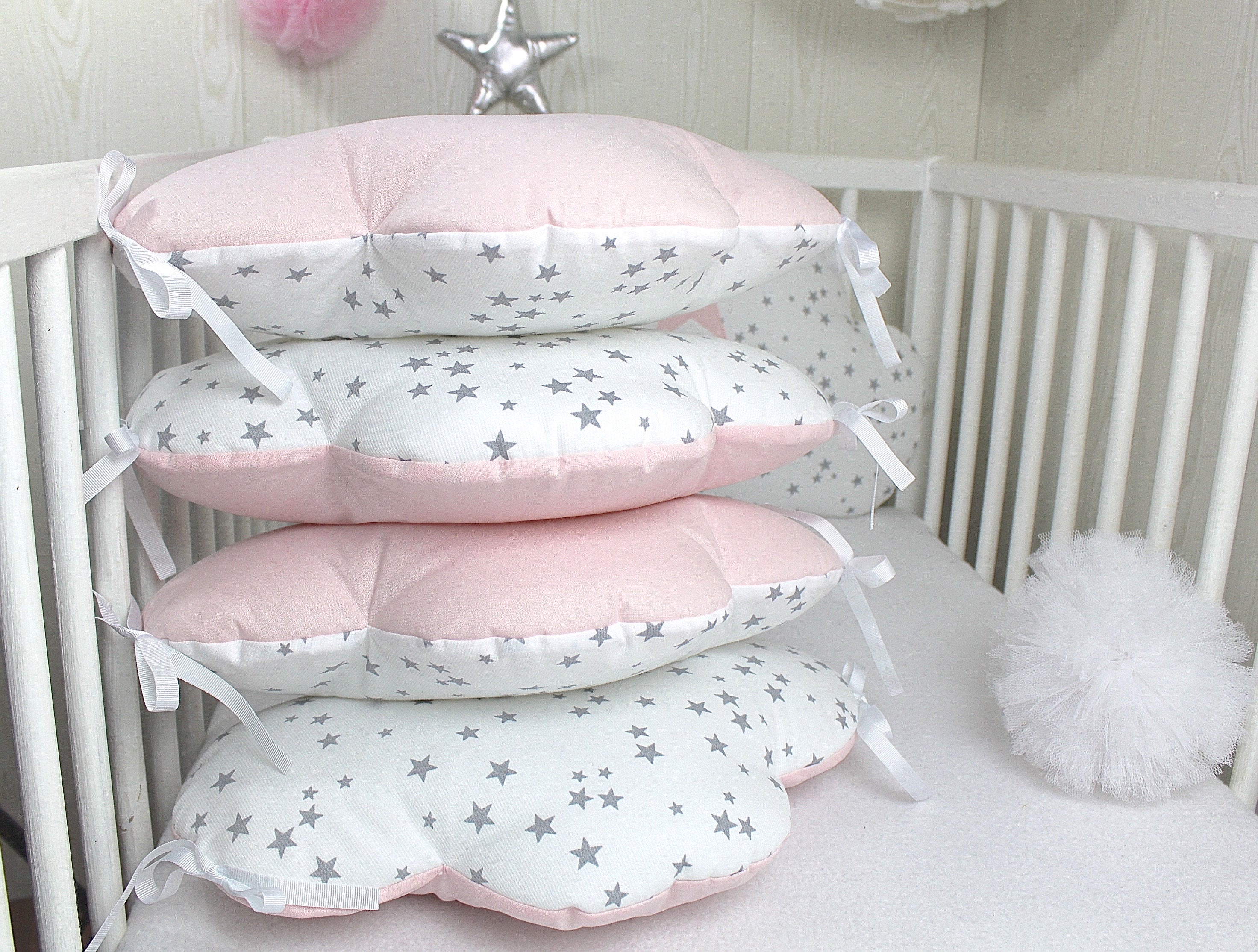 Tour de lit bébé 60cm large, nuages, 5 coussins, rose pâle et blanc à