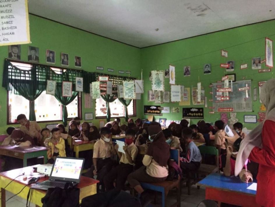 Mahasiswa PBL II FKM Unhas Beri Penyuluhan Pengolahan Sampah dan PHBS di SD  82 Baramamase