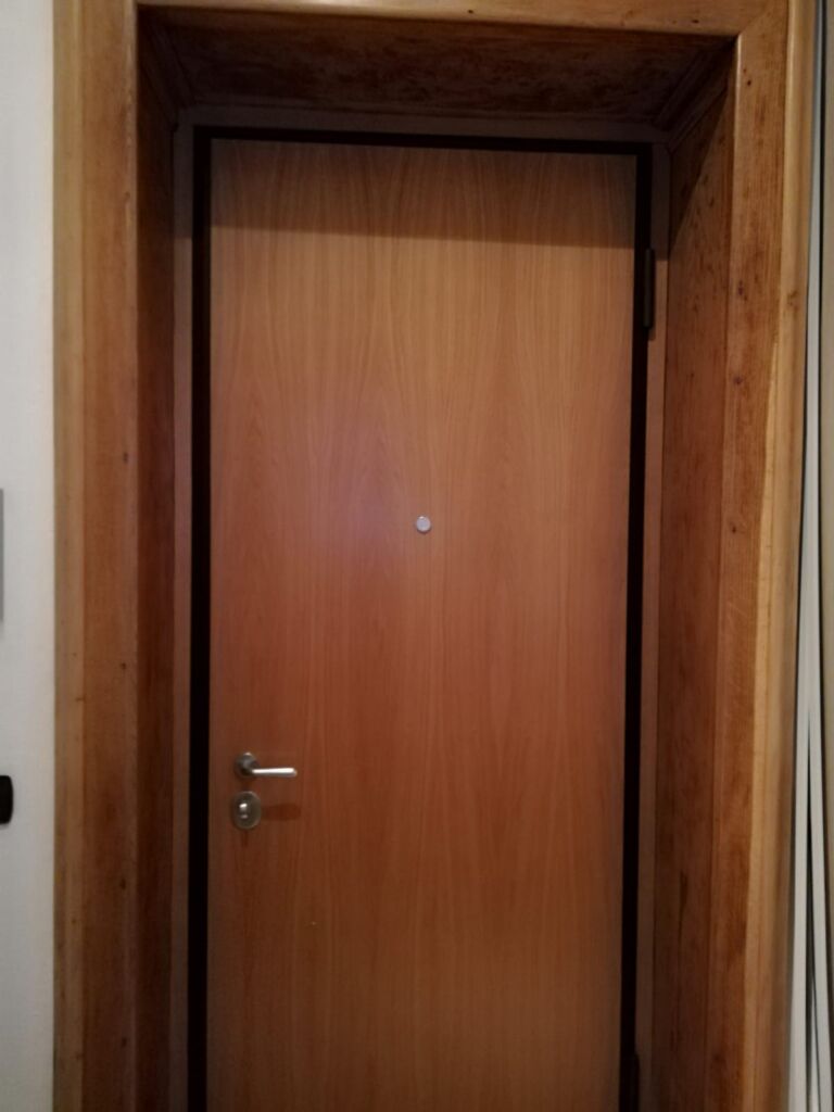 Portoncino blindato su misura e personalizzato in un condominio a Ivrea