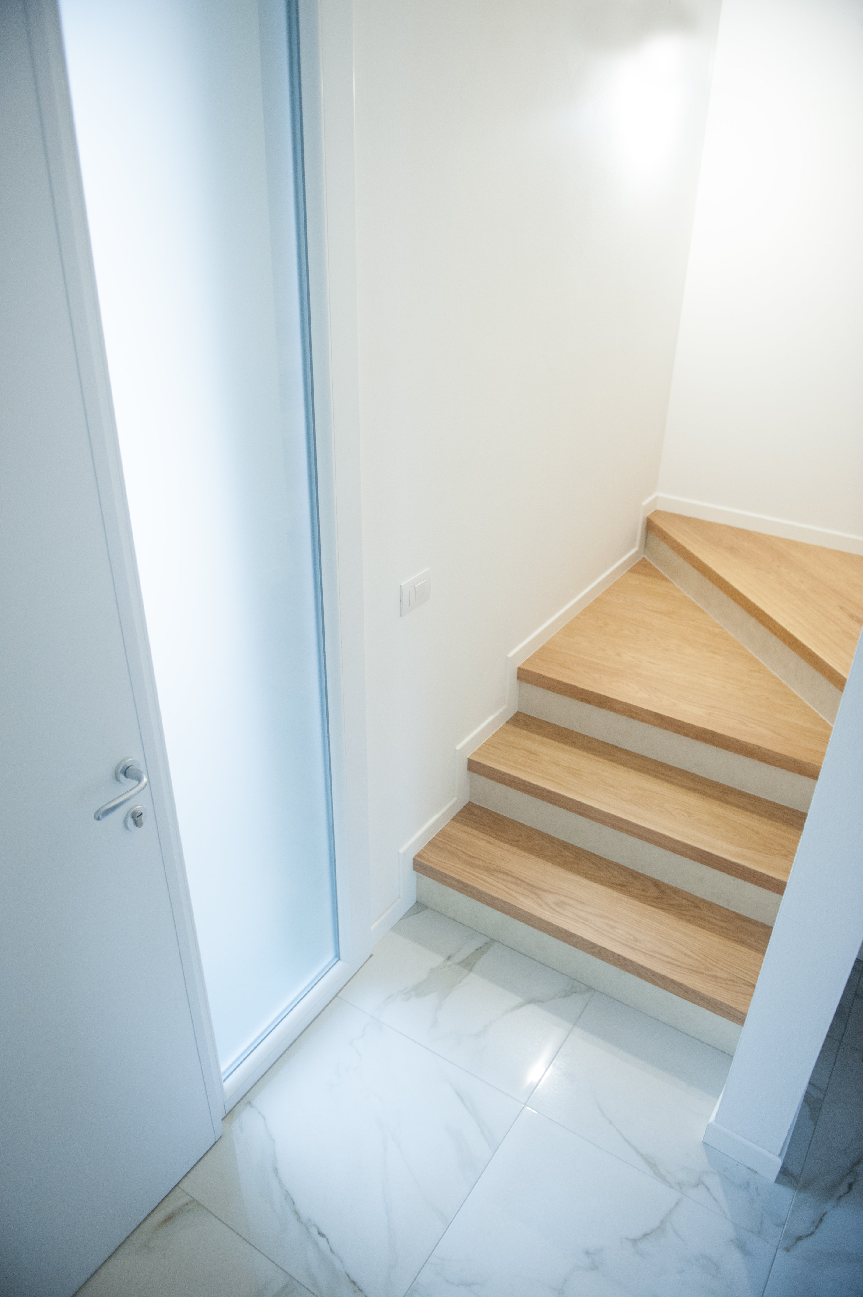 rivestimento con pedate in legno di una pre esistente scala in marmo