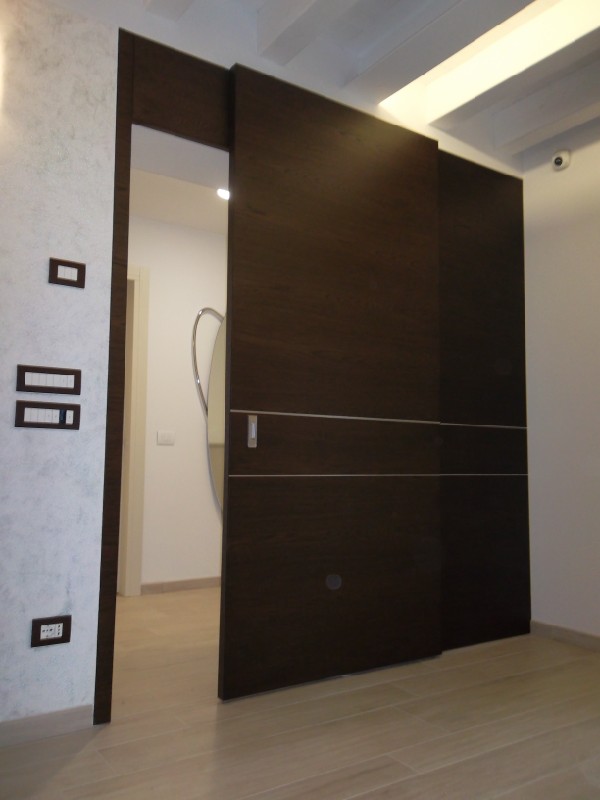 Porta scorrevole con binario a e boiserie Falegnameria Gerotto