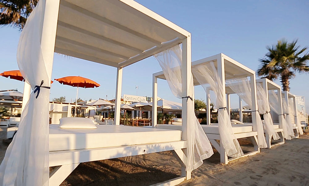Spiaggia a Cervia il lido di Fantini Club con lettini e ombrelloni