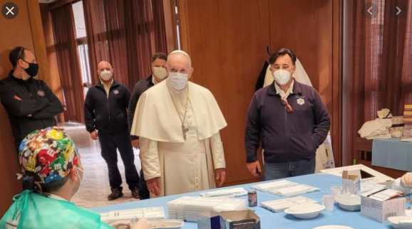 Torta E Vaccini In Vaticano Festa Di Onomastico Con I Poveri Per Papa Francesco E Poi Maratona Del Rosario Farodiroma