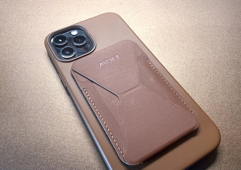 MagSafe対応のMOFT（ブラウン）を購入（後編）。Appleの純正レザーケースに装着レビュー favLife with iPhone