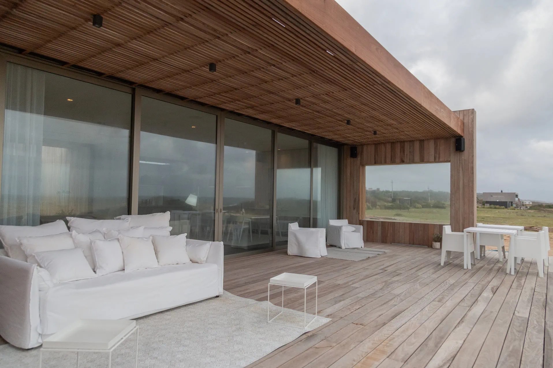 37 Beach House, Uruguay FB Hout