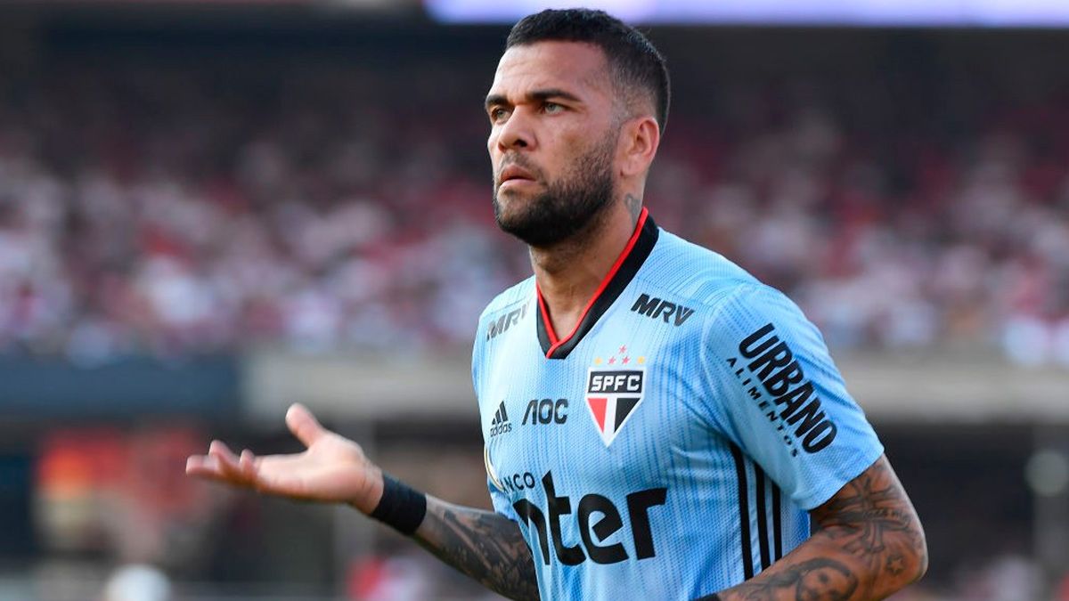 Daniel alves da silva (brazilian portuguese: El salario de Dani Alves, ¿un problema para el Sao Paulo?