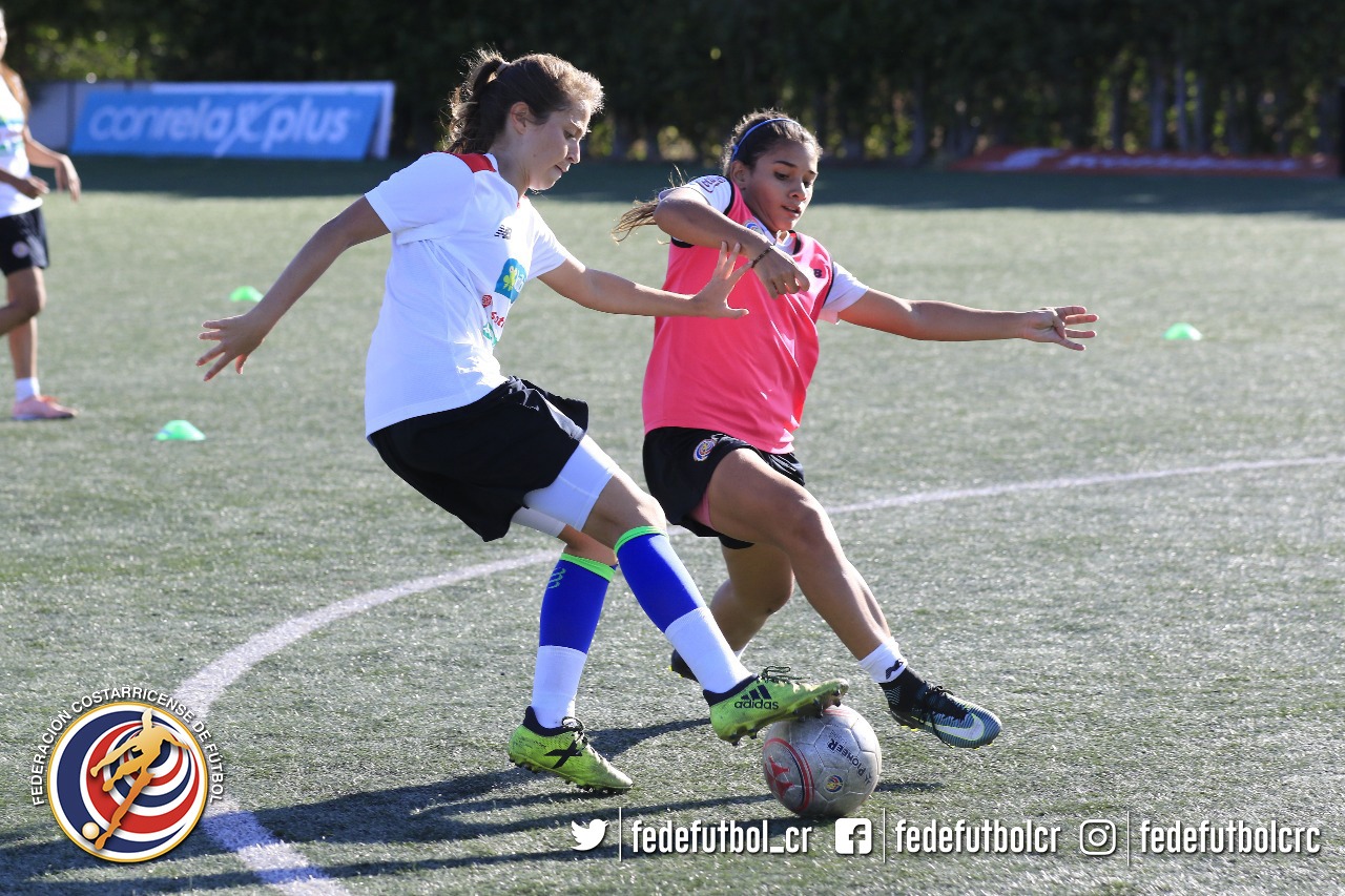 Femenina trabaja con la vista en Uruguay Federación Costarricense de