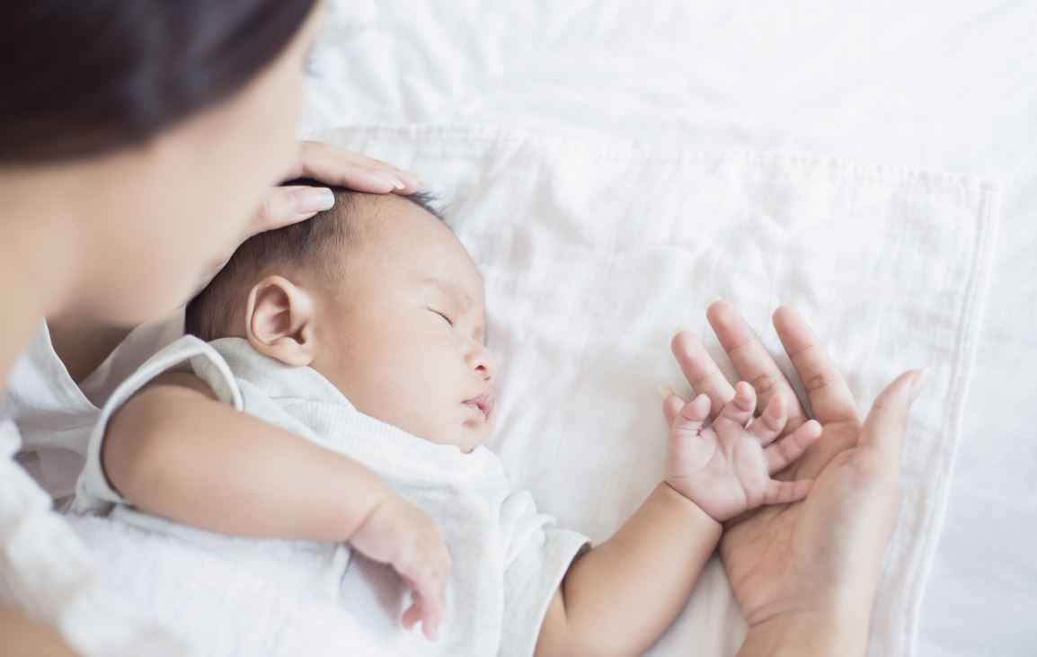 Réflexe de Moro chez bébé tout savoir sur ce réflexe