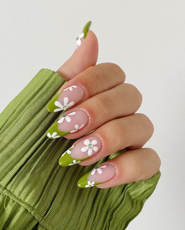 8 Aesthetic Flower Nails Art Ideas For The 2023’s Spring Biggest Trend