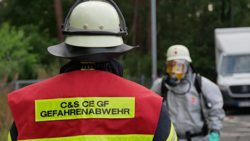 Säure in ETransporter ausgetreten! Freiw. Feuerwehr Celle