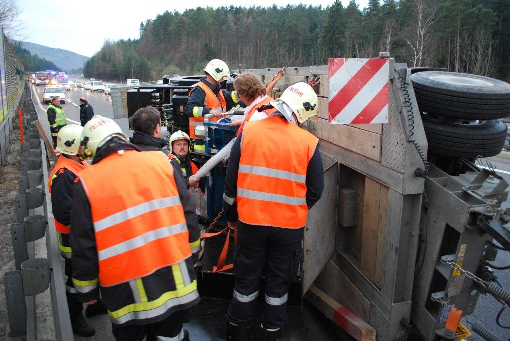 LKW Unfall auf der A2 Freiwillige Feuerwehr Pitten