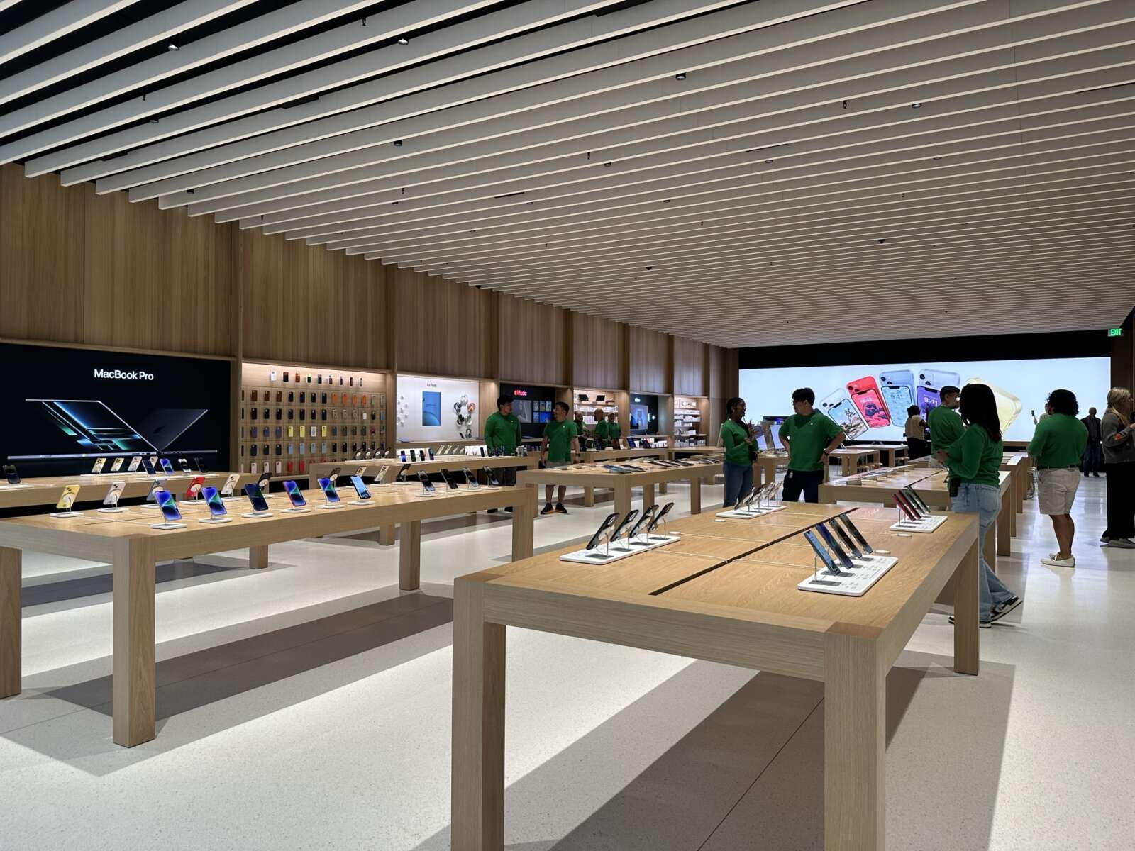 Apple’s expanded Tysons store opens today with new location and design