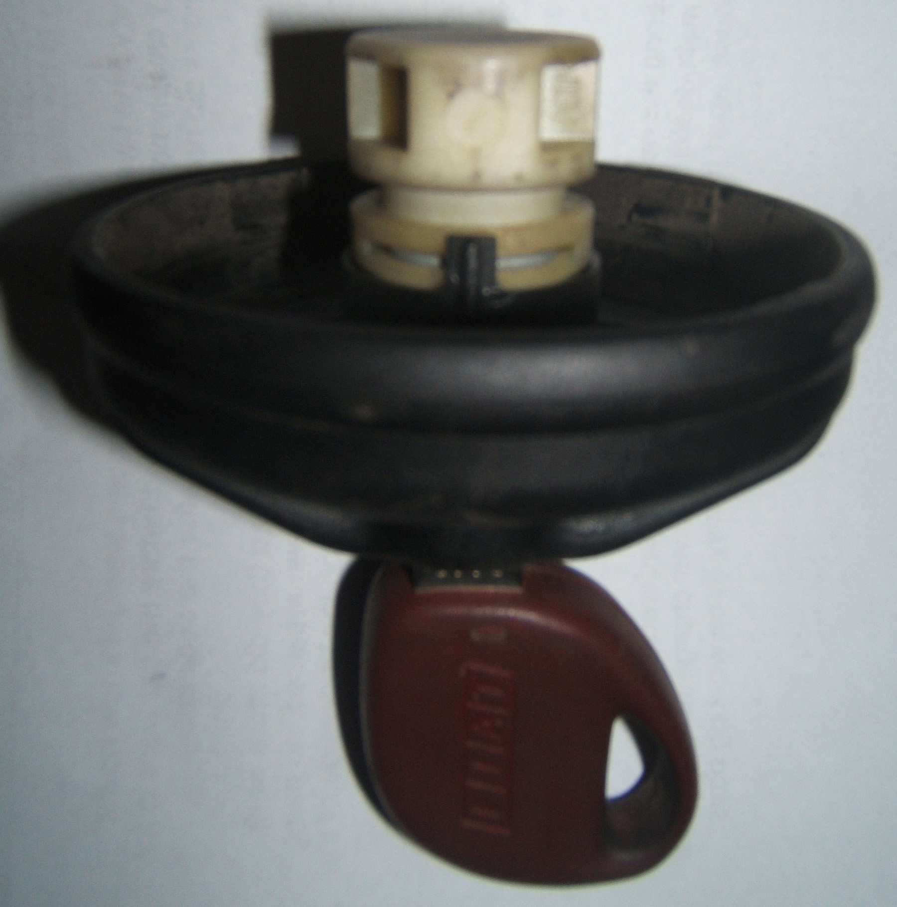 How do I remove the lock barrel from the fuel cap? FIAT Bravo / Brava