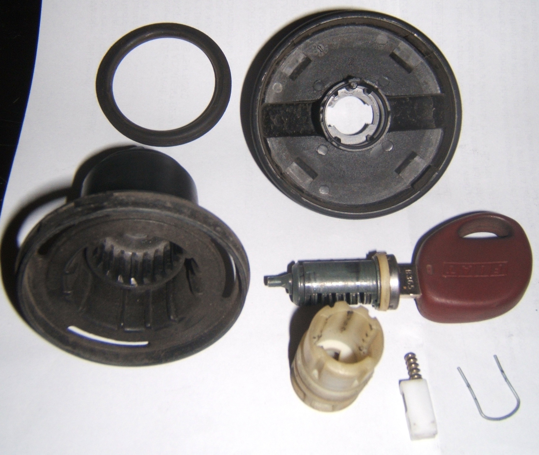 How do I remove the lock barrel from the fuel cap? FIAT Bravo / Brava