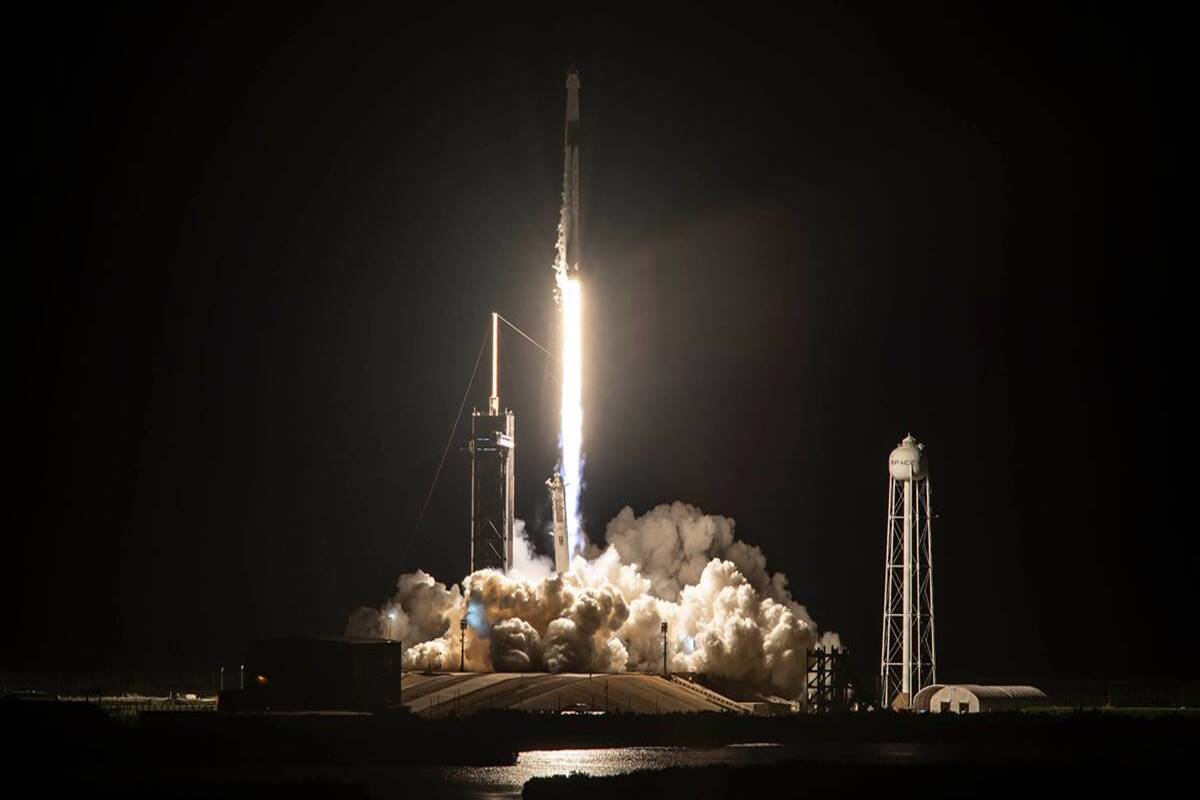 1st ever all civilian SpaceX mission takes 4 civilians 575 km above