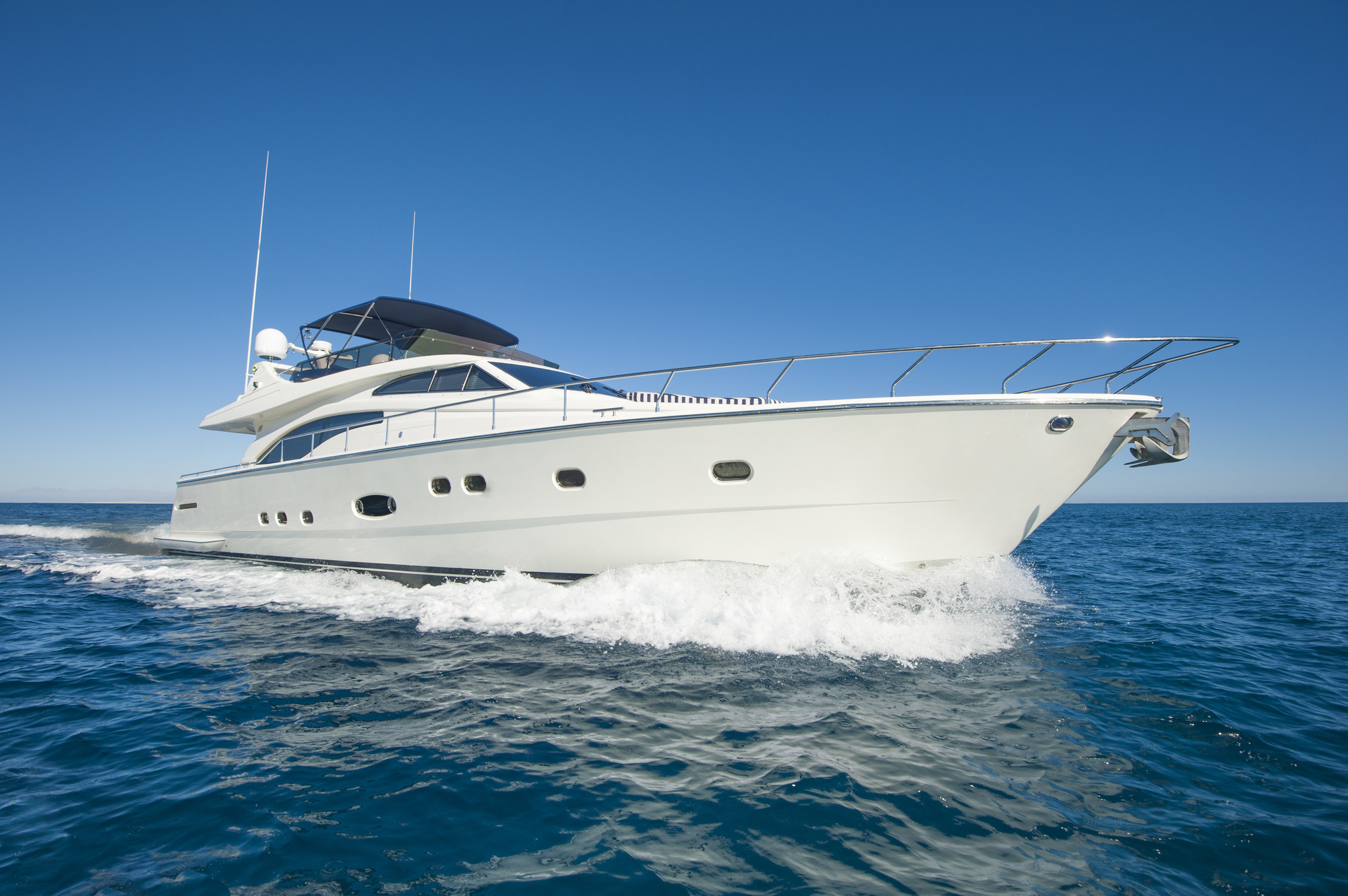 5 Awesome Boats You Can Live On