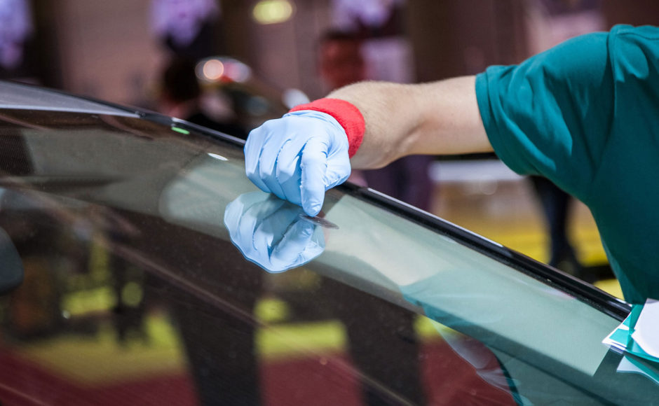 Replace The Car's Windshield Without Pay Extra Dollars Find Dir