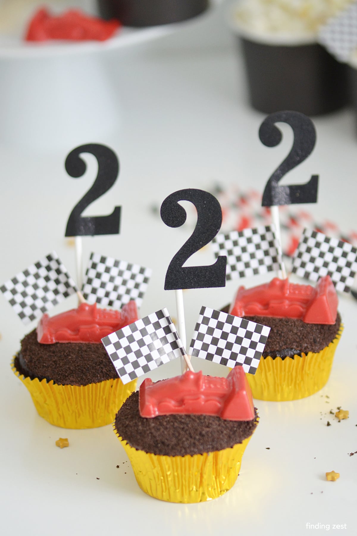 Cupcakes de voiture de course avec décoration comestible
