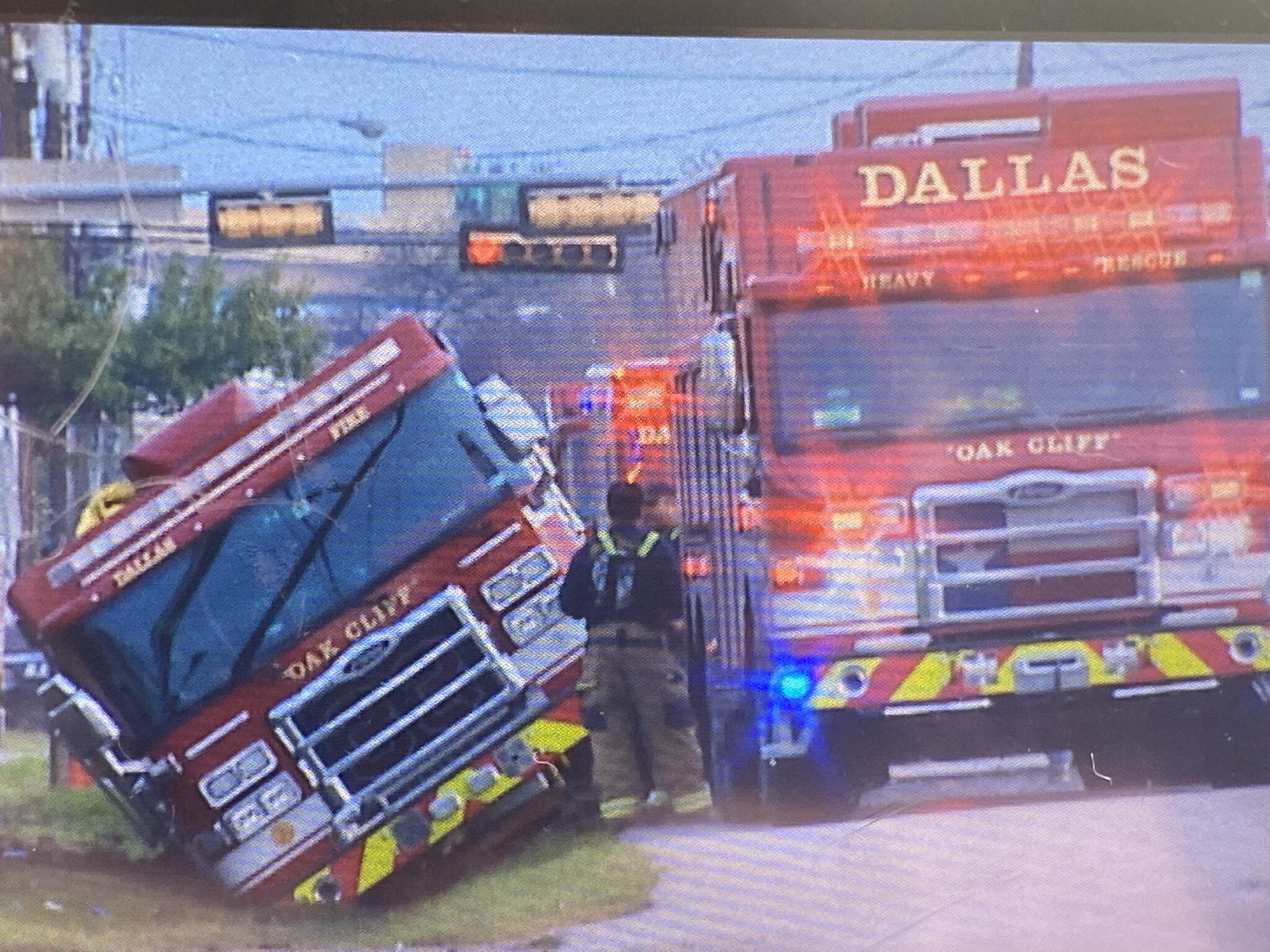 Dallas (TX) Fire Engine Lands in Ditch Responding to FourAlarm