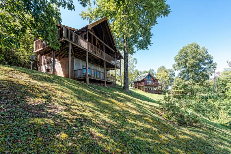 Dogwood FarmsPigeon Two Bedroom Plus Loft Cabin Rental with