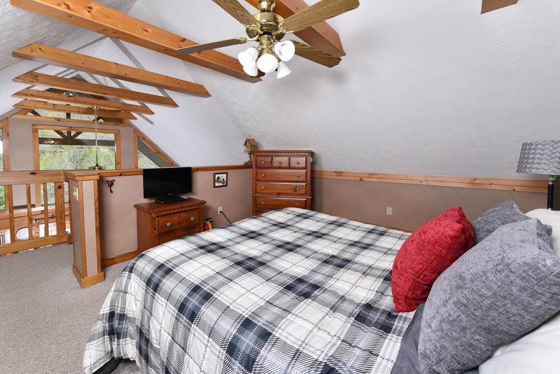 Pigeon One Bedroom Plus Loft Cabin Rental Pool Table Foosball Table Mountain View,Pigeon