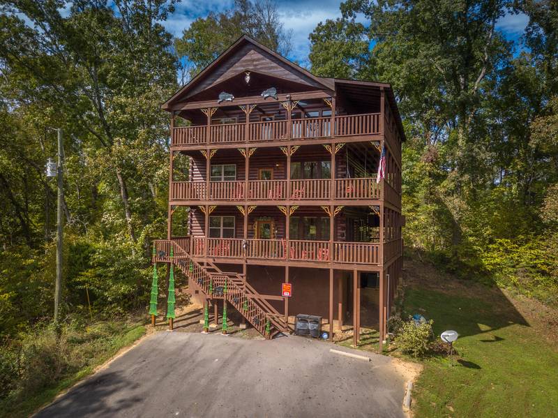 Antler RunLuxury Six Bedroom Six Master Suites Cabin RentalPool TableAir HockeyFoosballHot