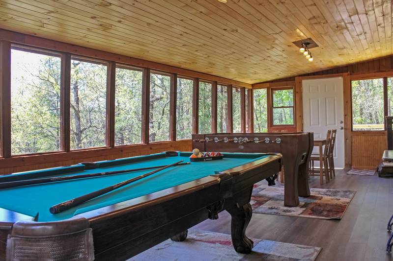 Pigeon One Bedroom Plus Loft Cabin Rental Pool Table Foosball