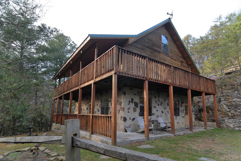 Walden Creek 112 Log Cabin in Pigeon tub