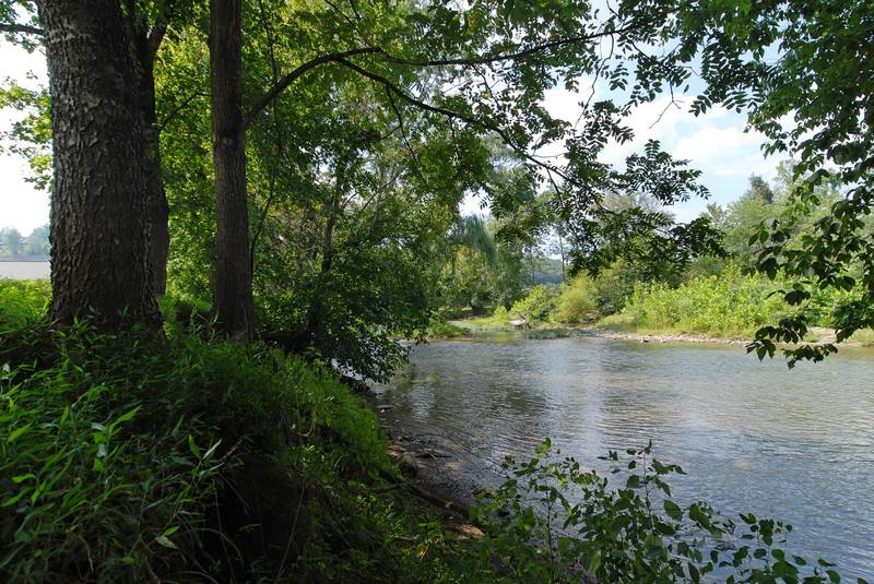 Convenient Pigeon Two Bedroom River FrontGameroomRiver ViewHot Tub