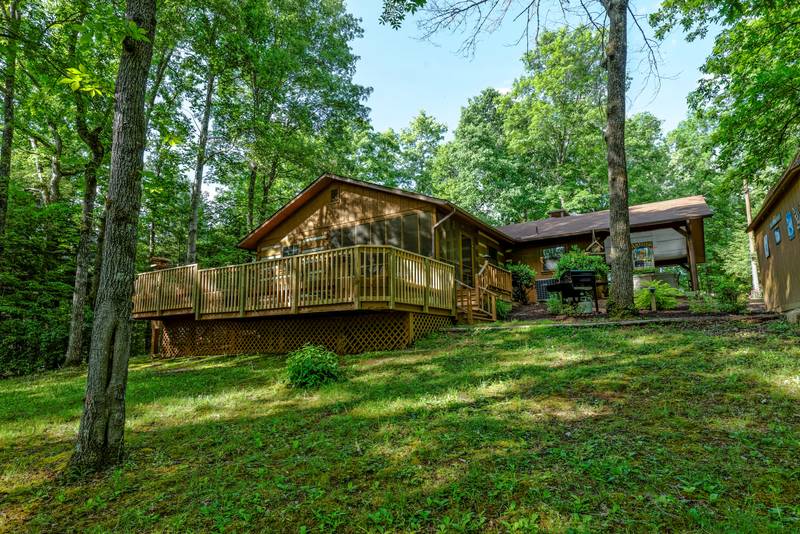 ENCHANTED FOREST Pine Haven 2 Bedroom Log Cabin Rental