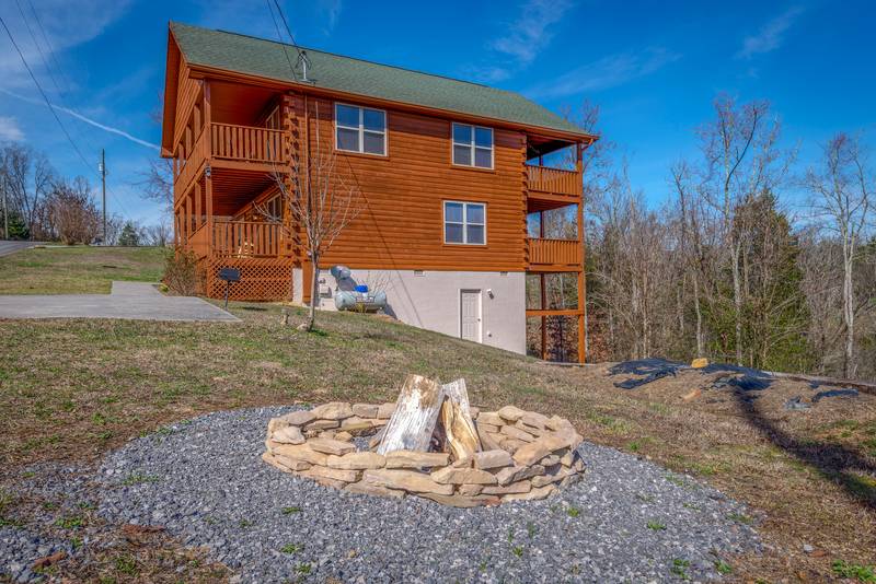 Sevierville Three Bedroom Cabin RentalFree RoomMountain Views