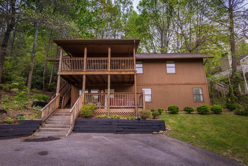 Gatlinburg Three Bedroom Gameroom Mountain ViewChair Lift ViewHot Tub